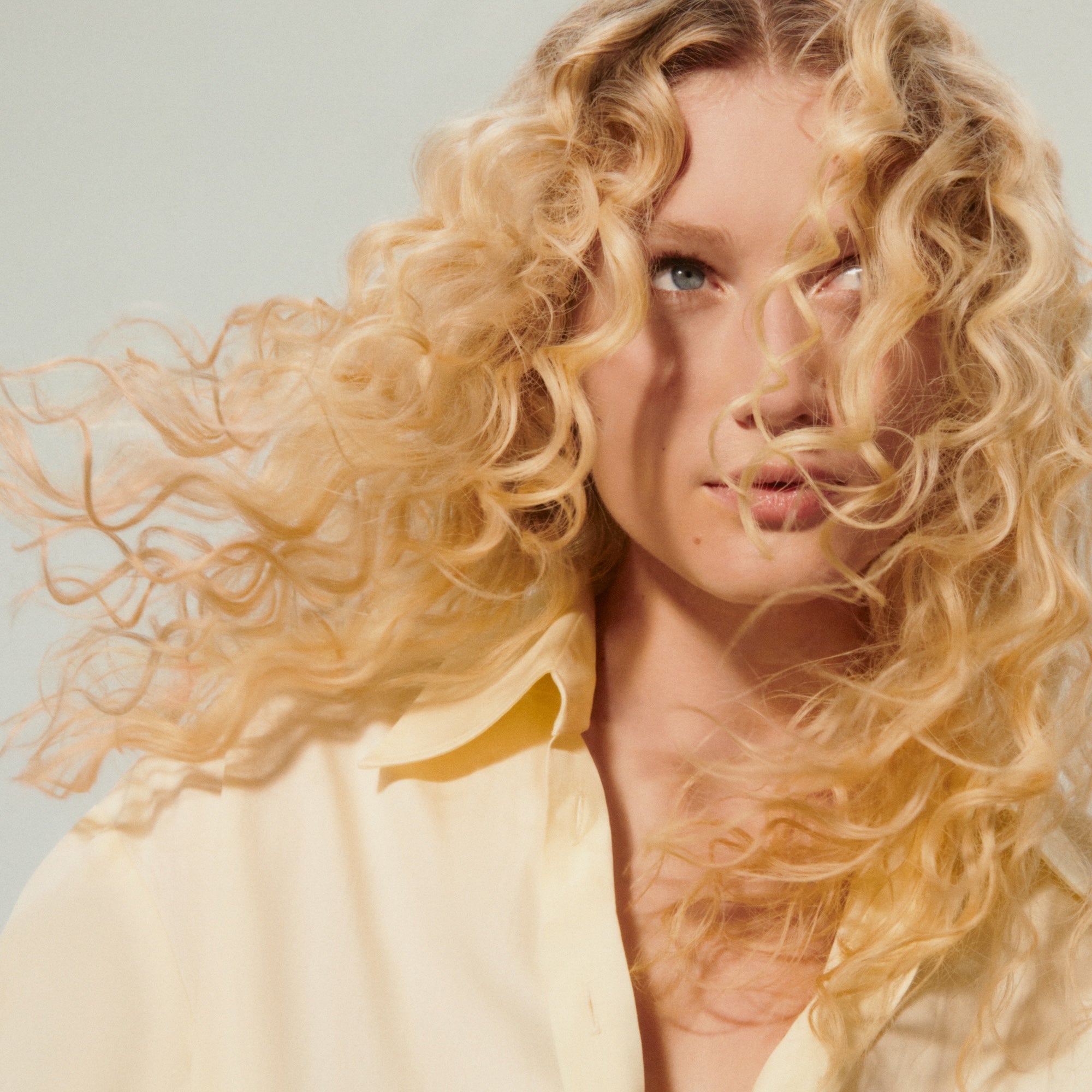 Hair Alchemy Strengthening Masque - Oribe Hair Care - Image 4